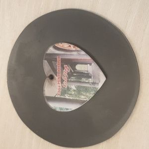 Round cup with heart in the middle made of plastic material